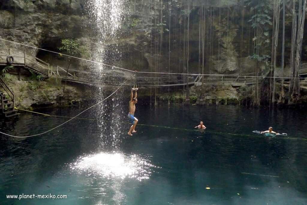 Action bei einem Untergrundsee Cenote