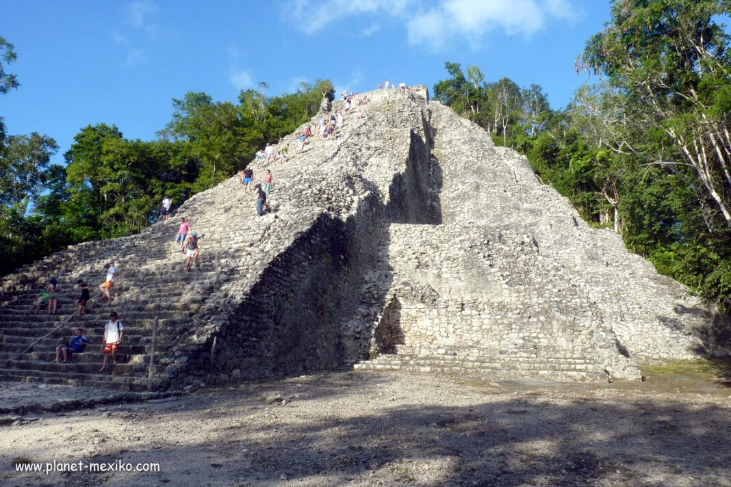 Cobá MayaStadt umgeben von Dschungel und Seen