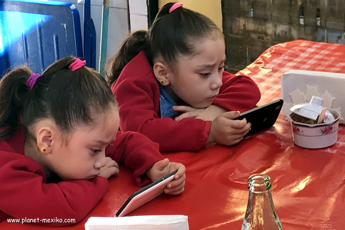 Mexikanische Kinder mit Smartphone