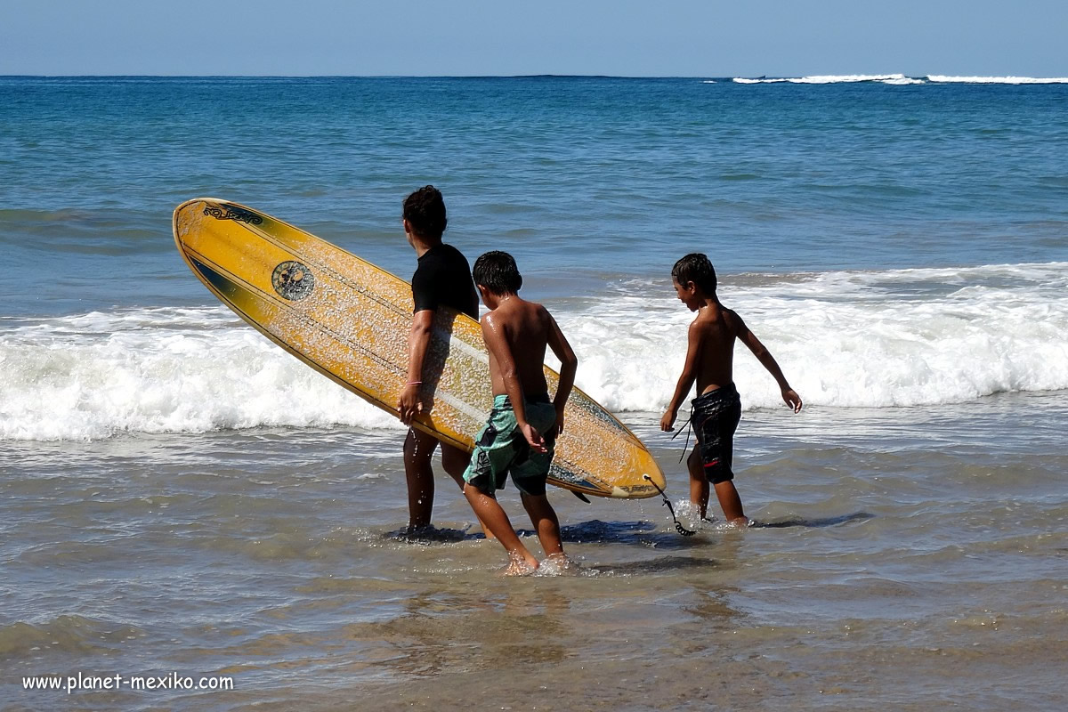 Kinder beim Surfen