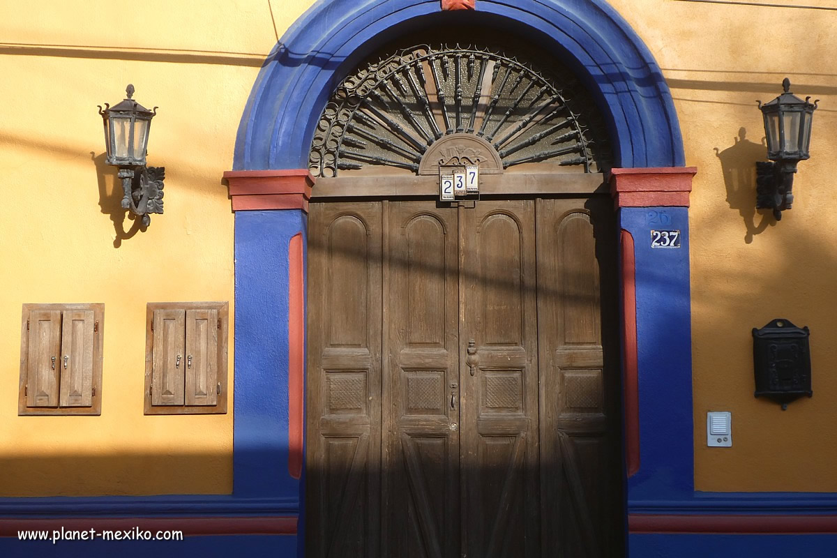 Farbenfrohes Portal in Santiago