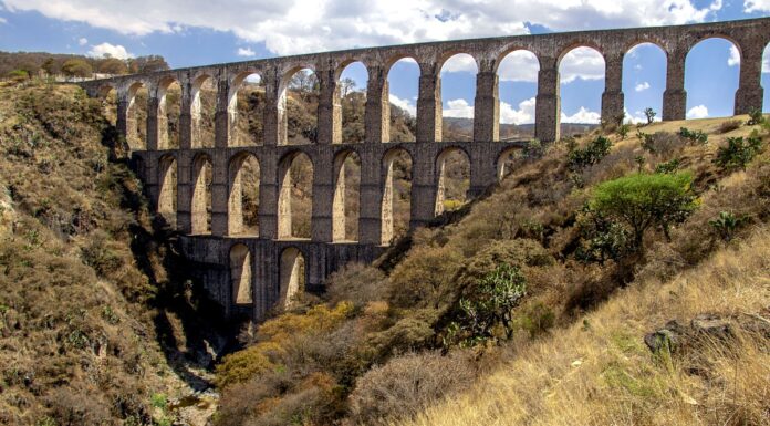 Tepotzotlán und das Aquädukt Arcos del Sitio im Estado de México